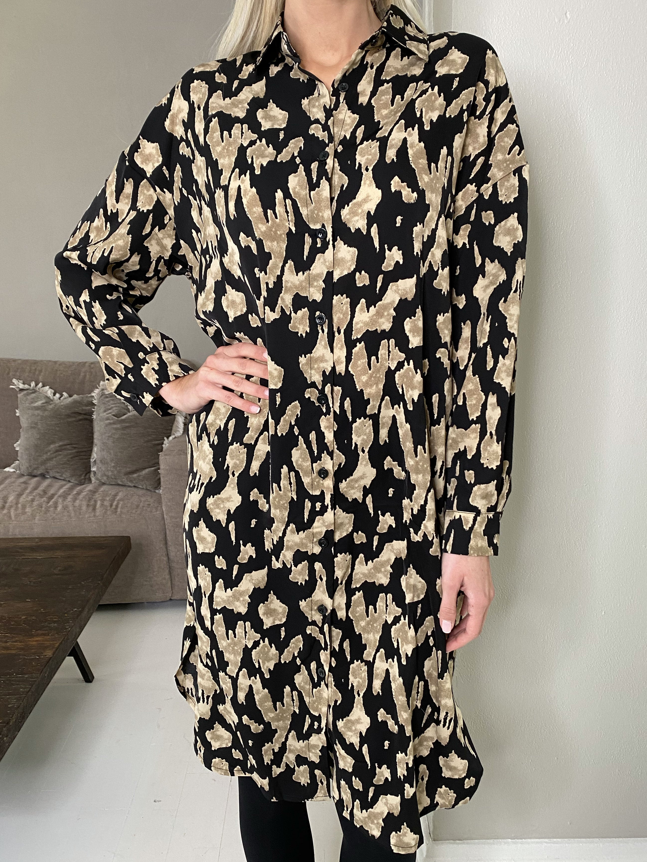 Emmie - Lång skjortklänning med tryck - Black